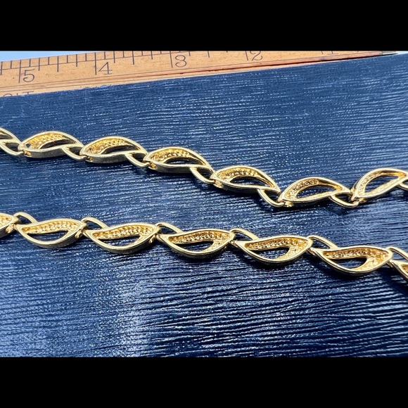 Vintage gold tone link chain collar necklace - Picture 8 of 9